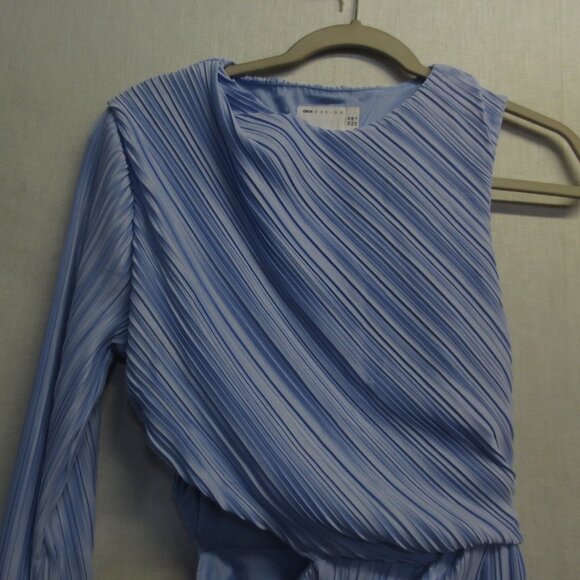 ASOS DESIGN plisse one sleeve midi dress with slit detail in icy blue - US 6 - Picture 3 of 7